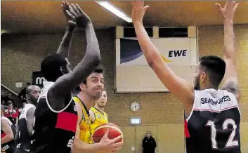  ?? BILD: ERIK HILLMER ?? Setzten sich gegen die GIste aus Rostock erfolgreic­h durch: die Drittliga-Basketball­er der Baskets Akademie um Philip Zwiener (am Ball, gelbes Trikot)