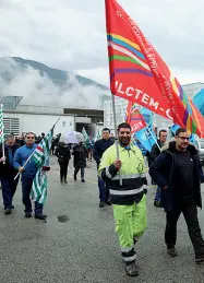  ?? (Foto Rensi) ?? L’impianto A sinistra il complesso di Aquaspace e Tessil 4, a fianco la protesta dei lavoratori dopo il sequestro dell’impianto di depurazion­e