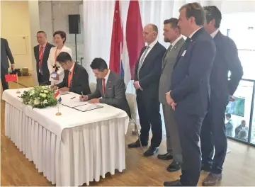  ??  ?? Representa­tives of Lithium Werks and Chinese Zhejiang Jiashan Economic and Technologi­cal Developmen­t Zone Industry Corporatio­n are seen signing a framework agreement to build a sixty hectares battery gigafactor­y which will be constructe­d in the Yangtze river Delta, China.