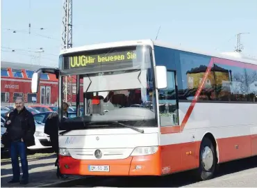  ?? Foto: dpa/Bernd Settnik ?? Wichtig bei ländlichen Busangebot­en ist die Verknüpfun­g mit dem Zug, hier in Angermünde.