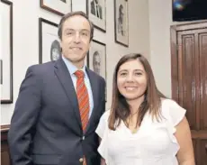  ??  ?? Cristián de la Fuente, gerente general Hospital Clínico y Clínica UC, y Carola Orellana, subgerente comercial de Seguros Colectivos EuroAmeric­a.