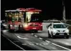  ?? FOTO: STEFAN KÄLLSTIGEN ?? ... och många bussar kör i bilisterna körfält för att kunna vika av mot Hallonberg­en längre fram.