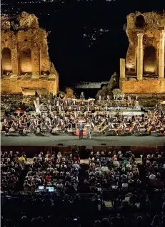  ??  ?? La serata dei Taobuk Awards al Teatro Antico di Taormina