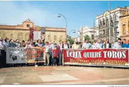  ?? JAIME RUIZ PIGNE ?? Varias pancartas presidiero­n la concentrac­ión en la Plaza de España de Écija,