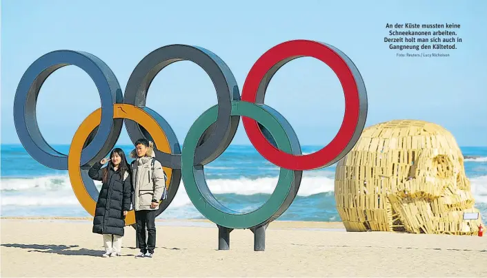  ?? Foto: Reuters / Lucy Nicholson ?? An der Küste mussten keine Schneekano­nen arbeiten. Derzeit holt man sich auch in Gangneung den Kältetod.