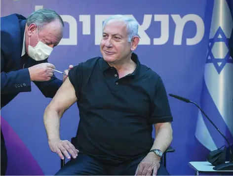 ?? AP ?? El «premier» israelí, Benjamin Netanyahu, se vacuna en un centro médico de Ramat Gan el pasado sábado