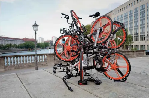  ?? Foto: imago/Dirk Sattler ?? Einige reagieren auf die zahlreiche­n Leihräder mit kreativen Aktionen: Hier wurde eine Skulptur aufgeschic­htet.