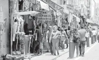  ?? DÍAZ/EL SOL DE PUEBLA ?? En Puebla, el fin de semana 400 comercios abrieron en el Centro Histórico de la capital poblana/BIBIANA