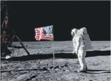  ?? FOTO: NASA ?? Der Apollo-11-Astronaut Edwin Aldrin neben der amerikanis­chen Flagge auf dem Mond am 21. Juli 1969.