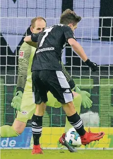  ?? FOTO: IMAGO ?? Patrick Herrmann vergibt am vergangene­n Samstag allein vor Leipzigs Torwart Peter Gulacsi. Es wäre das 1:0 für Borussia gewesen.