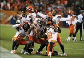  ?? RICK SCUTERI — THE ASSOCIATED PRESS ?? The Browns celebrate during the first half against the Broncos, Dec. 15, in Denver.