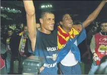  ?? Foto: P. PUNTÍ ?? Rivaldo y Kluivert, eufóricos tras el 1-4 al Alavés en 1999