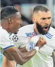  ?? FOTO: MANU FERNANDEZ/DPA ?? David Alaba (links) von Real Madrid feiert mit Karim Benzema (rechts) die Tore.