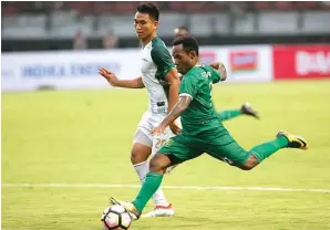  ?? ANGGER BONDAN/JAWA POS ?? KENCANG: Feri Pahabol (kanan) tetap menjadi andalan lini depan Persebaya dalam menggempur Perseru di Gelora Bung Tomo, Surabaya, pada laga kedua Piala Presiden malam ini.