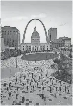  ?? JUSTIN BARR/STL FROM ABOVE ?? Free sunrise classes near the Gateway Arch in St. Louis let you start your day with yoga at Kiener Plaza.