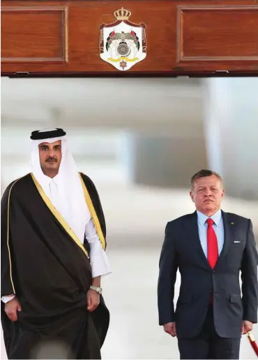  ?? Foto: AFP/Marwan Ibrahim ?? Die Arabische Liga vereint finanziell­e Schwergewi­chte wie Katar (links dessen Emir Scheich Tamim bin Hamad al-Thani) mit vergleichs­weise armen Staaten wie Jordanien, dessen König Abdullah II. (rechts) Gastgeber ist.