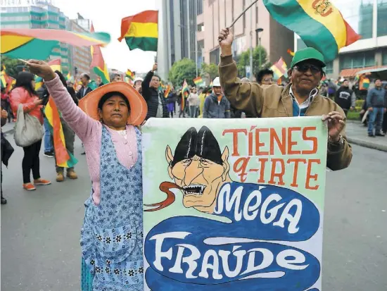  ?? PHOTO AFP ?? Des milliers de personnes sont descendues dans les rues de La Paz pour célébrer le départ du chef d’État soupçonné de fraude.