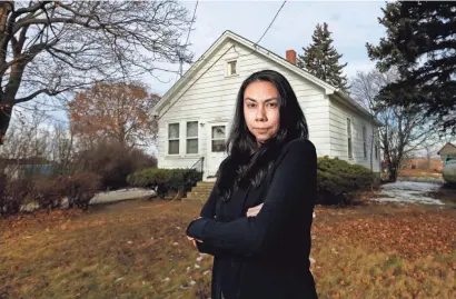  ?? MIKE DE SISTI / MILWAUKEE JOURNAL SENTINEL ?? Veronica Roussett stands in front of the home she rents with her husband and two daughters along Braun Road, just east of County Highway H in Sturtevant. Proceeding­s started Thursday to evict four Sturtevant families with minimum notice from their...