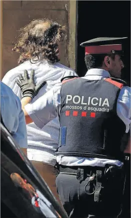  ?? EFE / SUSANNA SÁEZ ?? Moment de la detenció del sospitós, ahir a Terrassa.