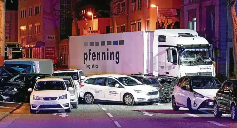  ?? FOTO: REUTERS ?? Mit diesem gekaperten Lastwagen rammte der Täter mehrere Autos.