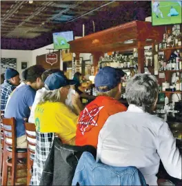  ?? LUCJAN SZEWCYZK — SANTA CRUZ SENTINEL FILE ?? Parish Publick House bar on the West Side packs in during the Women World Cup Championsh­ip in 2019. Though the bar and others like it won’t be this full, Santa Cruz County moving to the orange tier means that it can host customers indoors at 25% capacity.