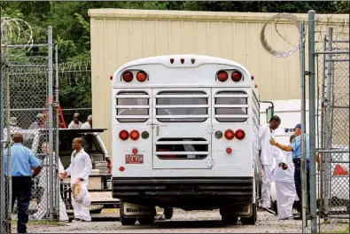  ?? Arkansas Democrat-Gazette/STEPHEN B. THORNTON ?? State inmates who had been housed at the Pulaski County jail in Little Rock arrive Monday at a nearby satellite building the state Department of Correction is leasing to relieve crowded conditions.