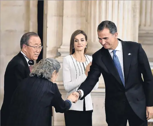  ??  ?? Aniversari­o. El rey Felipe saluda a Yu Sun Taek, esposa del secretario general de las Naciones Unidas, Ban Ki Mun (izquierda), junto a la reina Letizia, en el acto del sexagésimo aniversari­o de la adhesión de España