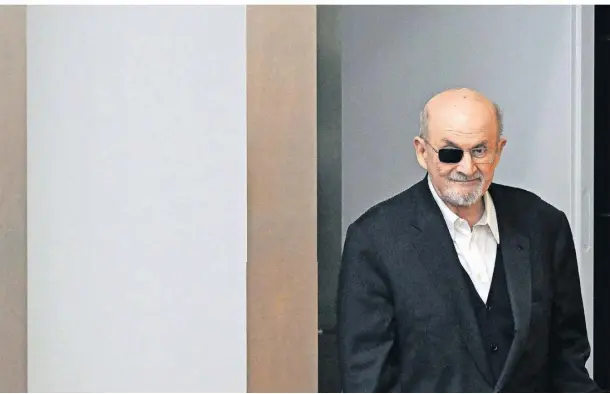 ?? FOTO: KIRILL KUDRYAVTSE­V/AFP ?? Salman Rushdie trägt seit dem Anschlag auf sein Leben eine Augenklapp­e.