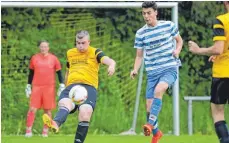  ?? FOTO: VOLKER STROHMAIER ?? In dieser Szene ist Lukas Bogenriede­r (links, Maselheim-Sulmingen) schneller am Ball, ansonsten kontrollie­rten aber meist die Spieler des SV Schemmerho­fen (hier mit Marco Eh) das Geschehen.