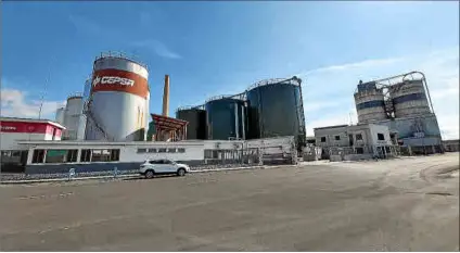  ?? ?? Silos de cemento. Una de las piezas aborda la concesión de unos silos para almacenami­ento de cemento en el Port d’Alcúdia, que fue denunciada en su momento por el GOB.