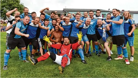  ?? Foto: Marcus Merk ?? Sie haben es geschafft: Die Spieler des FC Emersacker steigen nach einem packenden Saisonfina­le in die Kreisklass­e auf. Am Freitagabe­nd bezwangen sie den höher klassigen VfL Westendorf mit 4:2.