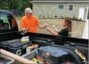  ?? BILL DEBUS — THE NEWS-HERALD ?? Lucia Knowles, right, a teacher at Buckeye Elementary School in the Riverside School District, gives a bottle of water to contractor Dean Sutch of Perry during Riverside Schools’ Community Kindness Day on Aug. 7. Sutch was doing work at a home on Lilly Lane in Concord Township.