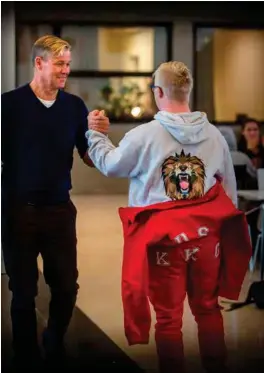  ?? FOTO: REIDAR KOLLSTAD ?? Gunnar Bech, assisteren­de rektor på KKG, og russ Jesper S. Johannesse­n hilser på hverandre.