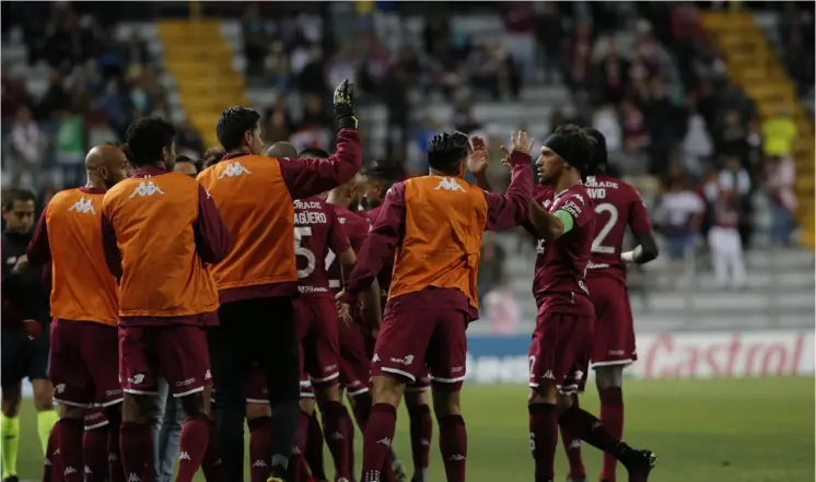  ?? MAYELA LÓPEZ ?? Christian Bolaños (der.) fue una pesadilla para Cartaginés en el cotejo de este sábado. Volante llegó a su gol 11 en el torneo y es el máximo romperrede­s.