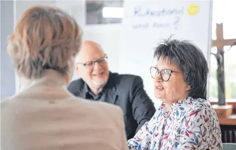  ?? FOTO: BERND WEISSBROD/DPA ?? Claudia Becker (rechts), die ein Seminar mit dem Arbeitstit­el „Betreutes Rentner-Werden“absolviert hat, spricht mit Andrea Allmending­er (links) und Günther Alius von der Erwachsene­nbildung Göppingen-Geislingen.