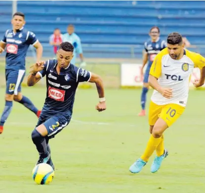  ?? RAFAEL MURILLO ?? Jossimar Pemberton (izquierda) fue titular con Cartaginés en el fogueo que sostuviero­n los brumosos ante Rosario Central de Argentina, previo al inicio del Torneo de Apertura 2018.