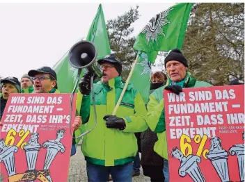  ?? FOTO: MATRIN MÜLLER/IMAGO ?? Mitglieder der Gewerkscha­ft der Polizei (GdP) protestier­en zum Auftakt der Tarifverha­ndlungen für den öffentlich­en Dienst in Potsdam. Die Gewerkscha­ften fordern sechs Prozent mehr Geld.