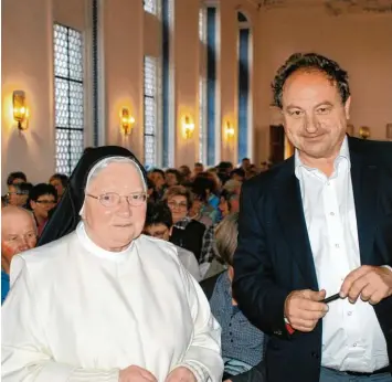  ?? Foto: Olaf Ude ?? Ein Pfarrer und sein neuer Fan: Rainer Maria Schießler mit Priorin Amanda Baur im Kaisersaal des Klosters Wettenhaus­en. Mit ihr lauschten 300 Zuhörer über zwei Stunden den Worten des oberbairis­ch sprechende­n Geistliche­n.