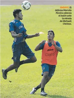  ??  ?? ENSAYO. El defensa Marcelo Pereira cabecea el balón ante la mirada de Michaell Chirinos.