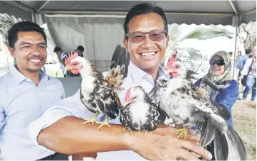  ??  ?? Ahmad Shabery visits Malaysia Ornamental Poultry Assocation exhibition booth in conjunctio­n with national-level Farmers, Breeders and Fishermen’s Festival 2017. — Bernama photo