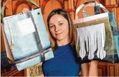  ?? Foto: Silvio Wyszengrad ?? Künstlerin Natalija Ribovic hat aus der Plane, die vor zwei Jahren das Rathaus ver hüllte, besondere Taschen designt.