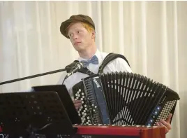  ?? Bild: JARI VÄLITALO ?? OMBYTLIG. Jonatan Erlingsson växlar obesvärat mellan dragspel, piano och andra instrument.