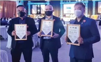  ?? ?? (From le ) Jee, Choo and Lim pose with their award certificat­es.