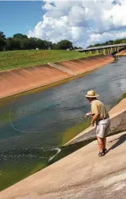  ?? Shannon Tompkins / Houston Chronicle ?? Flyfisher Mark Marmon targets grass carp on Brays Bayou, focus of the Invasive Fish Round-Up and CarpA-Thon fishing tournament and fishing fair Oct. 28.