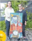  ?? FOTO: MEDIZIN-CAMPUS BODENSEE ?? Die junge Künstlerin Chiara Spassov-Marquart besucht derzeit noch das Vorstudium „Kunst und Gestaltung“an der Jugendkuns­tschule in Meersburg. Gemeinsam mit ihrer Dozentin Felicia Glidden hat sie sich dem Thema „Mehr wir“mit bunten Farben angenähert und ihr Werk „Rauchender Musiker“genannt.