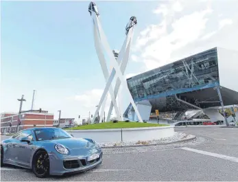  ?? FOTO: IMAGO ?? Porsche-Zentrale in Stuttgart-Zuffenhaus­en: Laut Staatsanwa­ltschaft Stuttgart haben die Behörden drei Beschuldig­te im Visier, darunter einen Vorstand der Porsche AG.