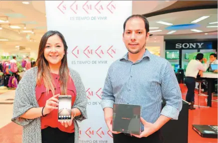  ??  ?? Presentaci­ón. Yara Villatoro, brand manager Almacenes Simán; y Eduardo Marenco, gerente de Compras y tecnología de Almacenes Simán, anunciaron las virtudes del nuevo Huawei Mate 9.
