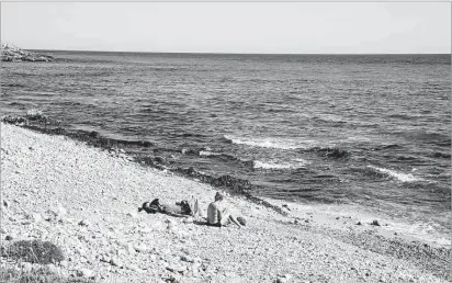  ?? Foto: JOSEP BAGUR GOMILA ?? Este es el aspecto que ofrecía ayer la playa de Sant Tomàs, prácticame­nte sin arena.