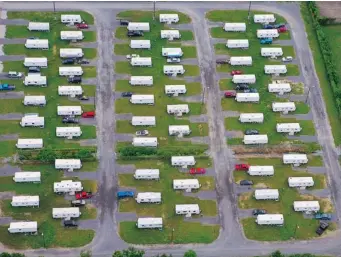  ?? VINCENT LAFORET/ THE NEW YORK TIMES ?? Trailer compounds set up by the U.S. Federal Emergency Management Agency are shown in New Orleans in August 2006, about a year after hurricane Katrina struck, devastatin­g the Gulf Coast city.