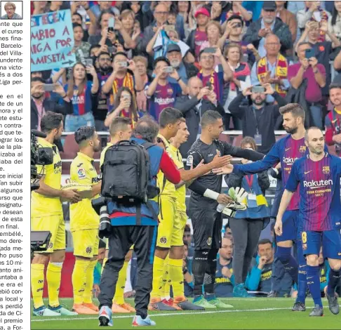  ??  ?? UN BUEN DETALLE. Tal y como anunció Calleja, técnico del Villarreal, el conjunto amarillo homenajeó al Barça con el pasillo de campeón. El Camp Nou aplaudió el gesto de los futbolista­s castellone­nses.